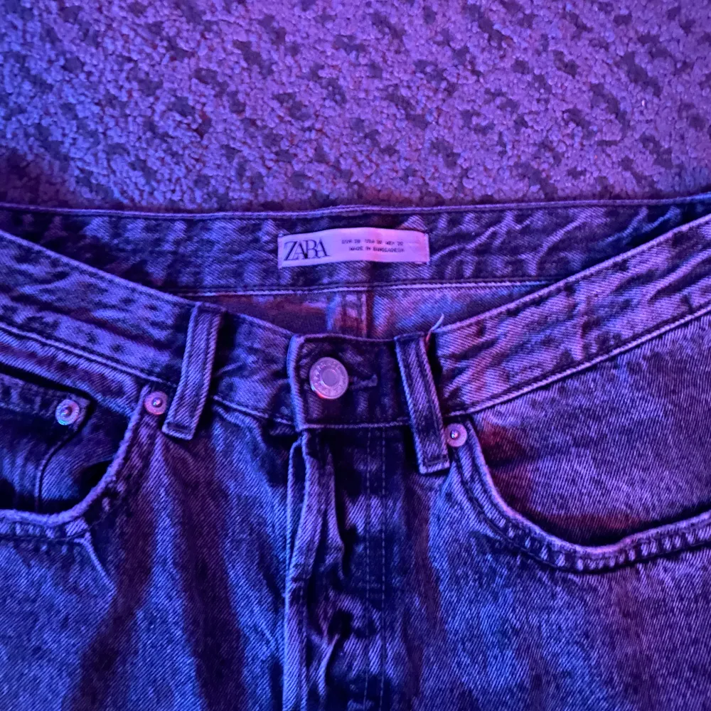 Ett par zara jeans i gott skick köpta för 600 i sommras använd ett par gånger men inte slitna . Jeans & Byxor.