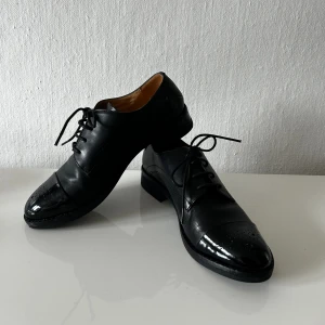 Helt nya finskor - Helt nya läderskor. Tyvärr så har den inte kommit till användning för mig och hoppas att den får en ny ägare.  Kommer ifrån ett rök och djurfritt hem! Har du fler frågor så kontakta gärna mig.  Se mina övriga annonser 🌸