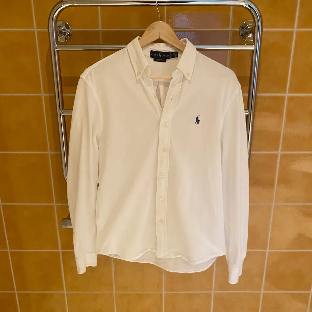 Jag säljer min extremt eftertraktade Ralph lauren skjorta, Stl M, färg vit. Utmärkt skick utan defekter! Ny pris 1800kr. Skjortor.