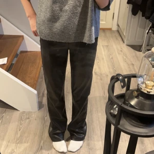 Skin byxor - Ett par skinbyxor från bikbok aldrig använda köpte här på plick men de har inte blivit använda,pris kan diskuteras💗