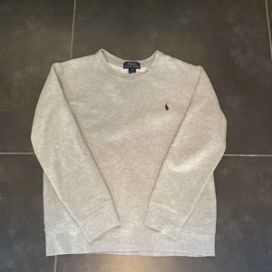 Raulph Lauren sweater - Säljer denna stilren raffe sweater i ett mycket bra skick, 8.5/10. Storleken är M i barnstorlek, passar ca 155-160cm långa personer.