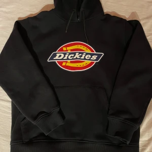 Dickies hoodie - Svart dickies hoodie använd 1 gång, som ny