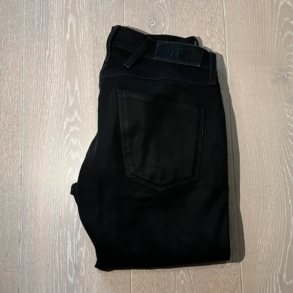 Svarta Replay jeans i model anbass i storlek 29. Jeansen är i bra skick. Slimfit och hyperflex material.. Jeans & Byxor.