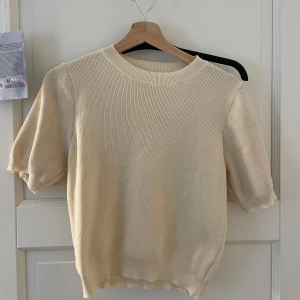 Stickad tröja - Stickad t-shirt från Shein. Väldigt fin och är i bra skick då jag inte använt den så mycket. Materialet är dock mer styvt än mjukt, något croppad 