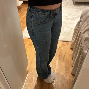 Abrand jeans - Abrand jeans i modellen low straight i nytt skick💕Mått: midja rakt över 34cm och innerbenslängden 78cm, köpta för 999kr