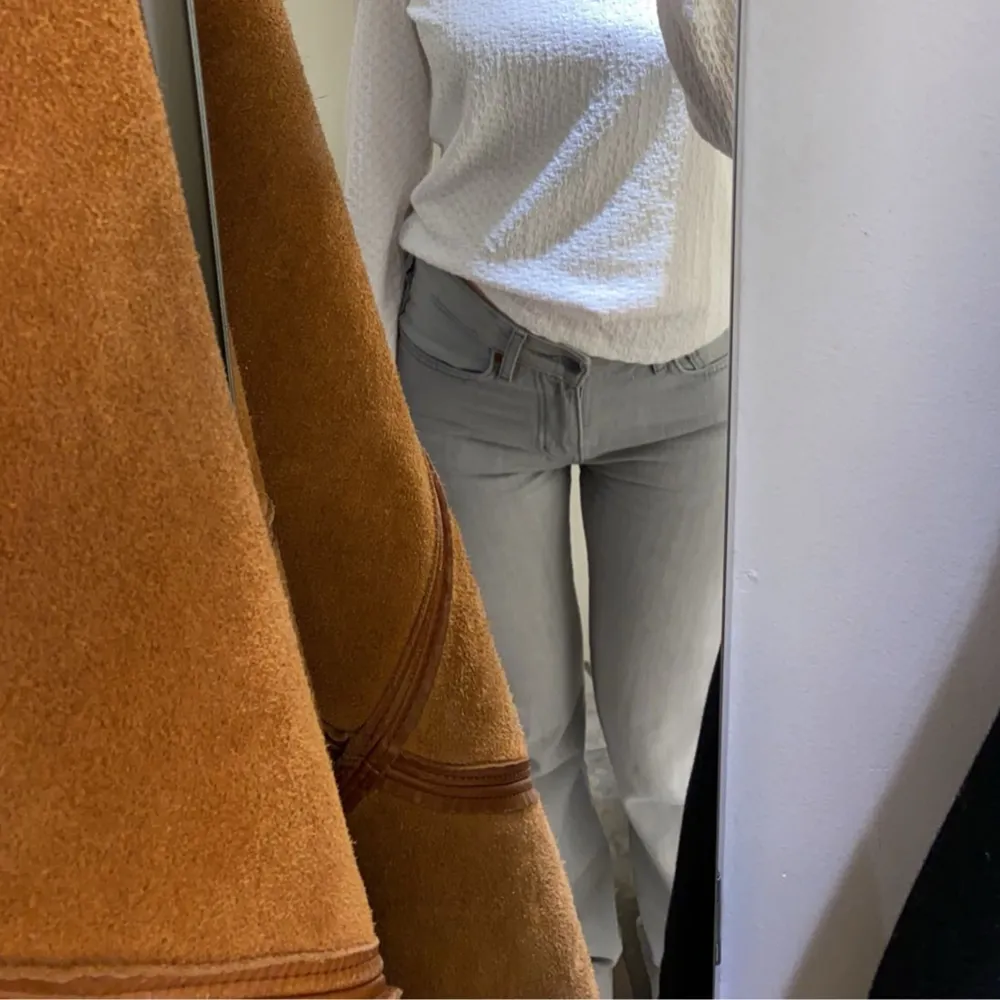 säljer dessa ’low straight’ jeans från bikbok, de har storlek 24 i midjan. Byxorna är uppsydda från sin ordinarie längd som va 34. Säljer då det är för små för mig 💖. Jeans & Byxor.