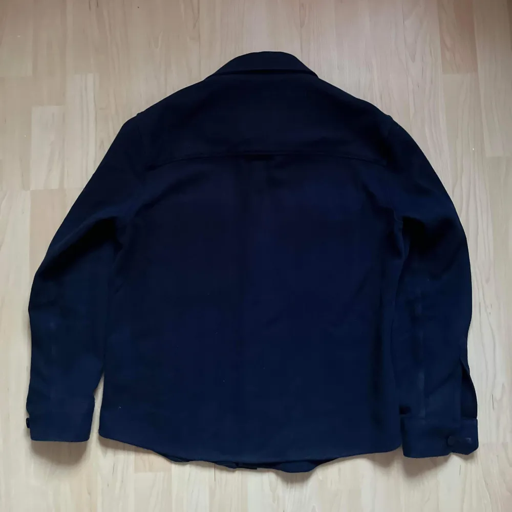 Tja! säljer nu denna feta overshirt ifrån Zara som är perfekt nu till våren | Strl: S Retail: ca 1100kr Skick: 7/10 | vid Ytterligare frågor eller funderingar är det bara att skriva 📩. Jackor.