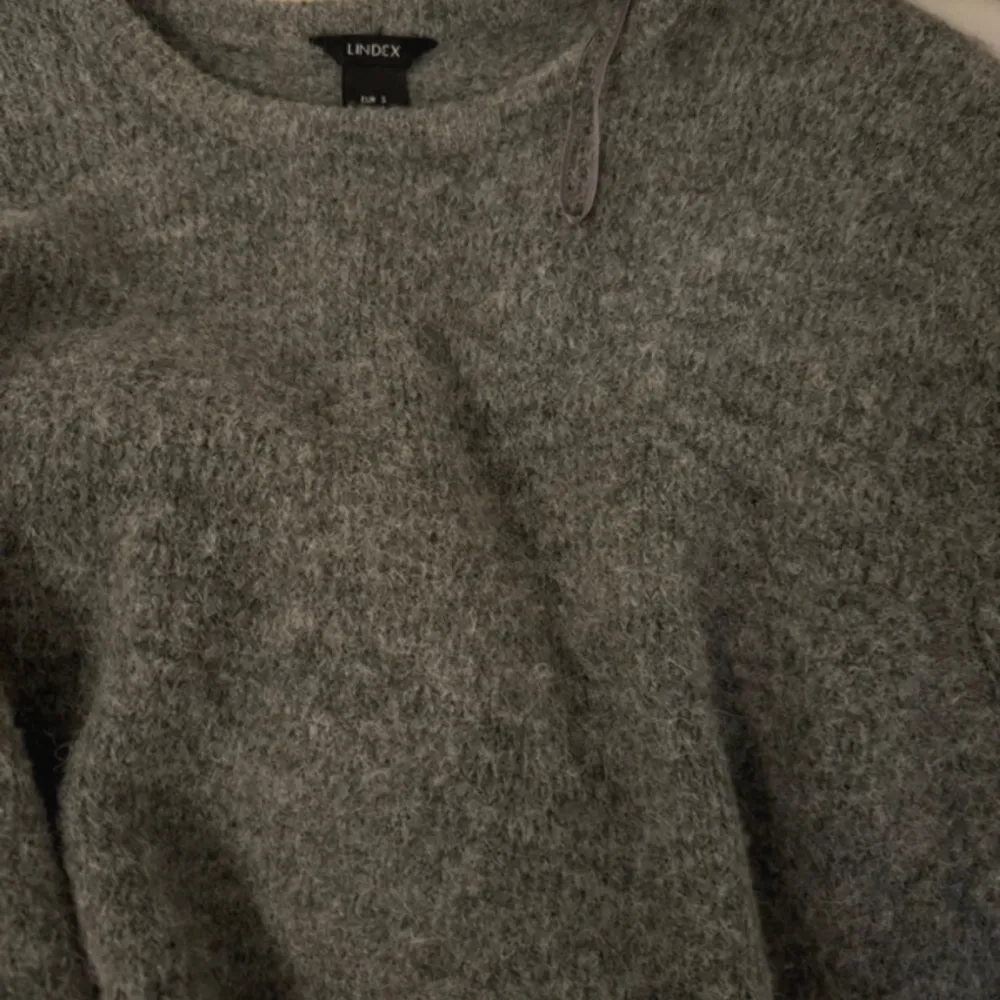 Säljer denna superfina stickade tröjan från Lindex i nyskick aldrig använd. Skriv om ni undrar något!. Stickat.