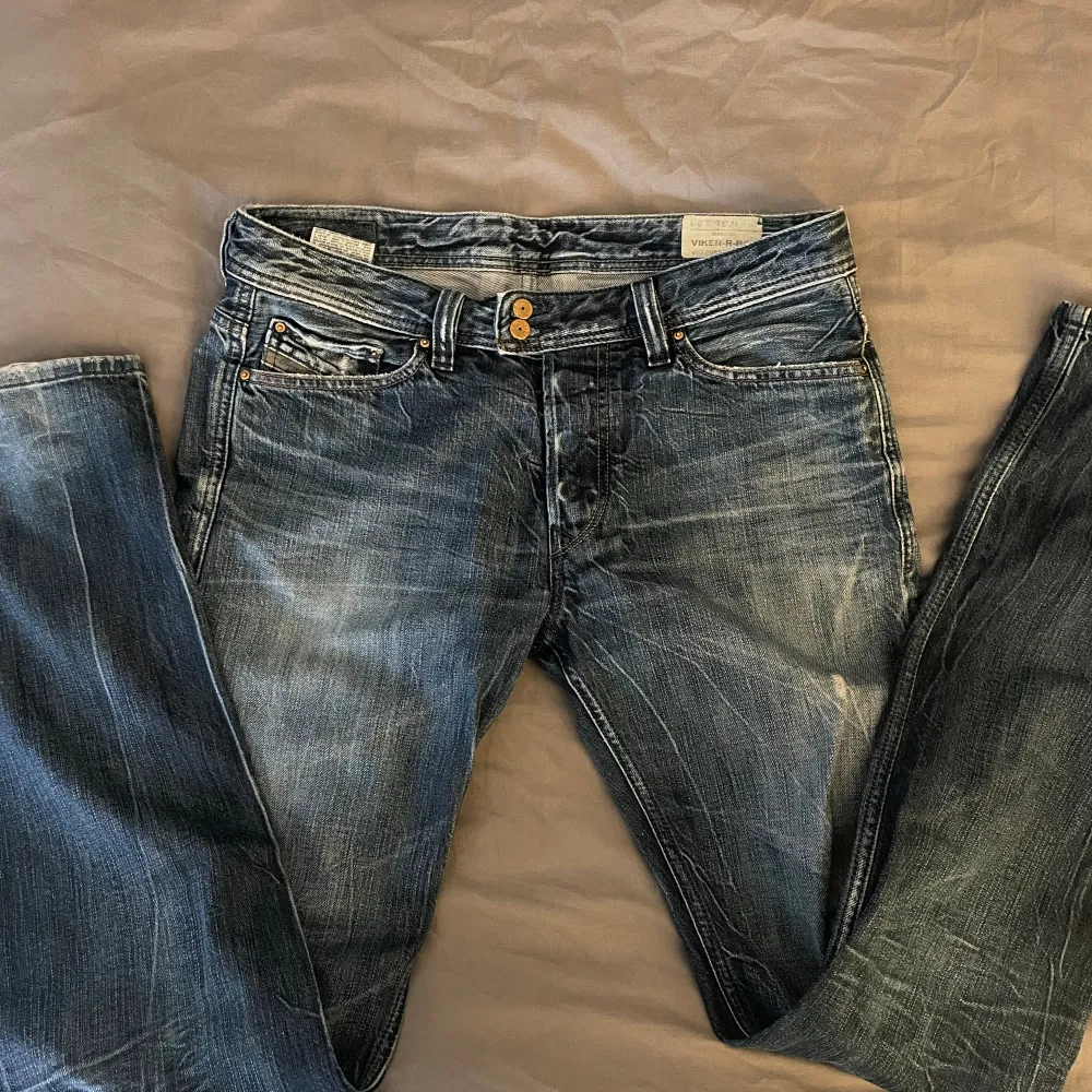 Lågmidjade vintage Diesel jeans. Innerbenslängden är 86cm.💗 Storlek står ej men jag skulle säga 36/38. Jag har storlek 34/36 och de sitter lite stort på mig. . Jeans & Byxor.