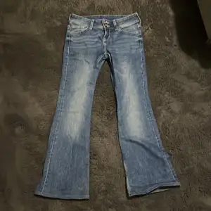 Deta jeans är från H&M och är i bra skick har har använts ca 4-5 gånger 