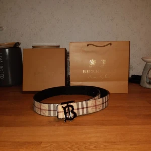 Burberry bälte 110 cm  - Använt i någon månad gillar det men inte riktigt min stil. 1 hål är gjort då jag behövde justera det. Priset går att diskutera