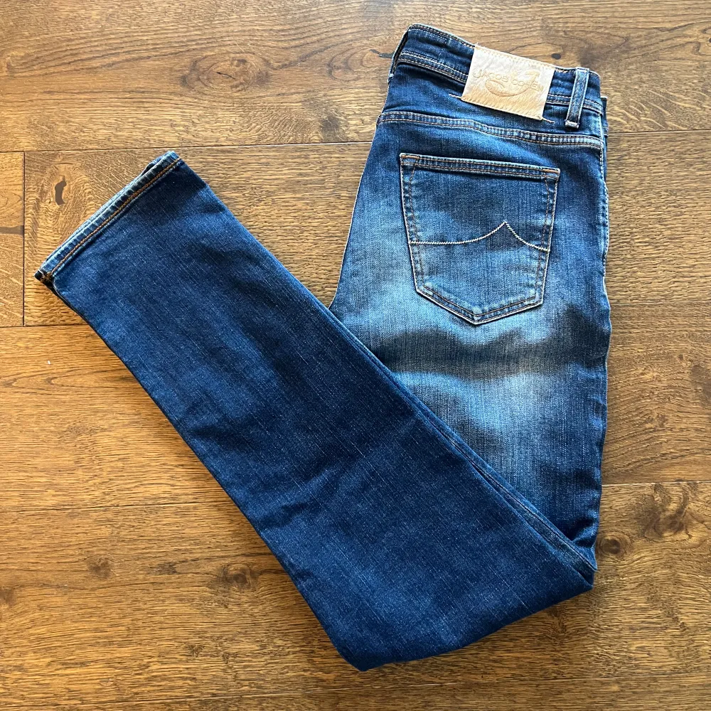 Säljer dessa slim jeans från Jacob Cohën  i storlek 34 men passar 33. Jeansen är i väldigt bra skick. Skriv om du har några frågor. . Jeans & Byxor.