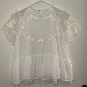 Blus - Jätte fin blus från Zara. Tyvärr förliten vid bysten💕 Aldrig använd 