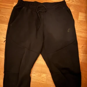 Nike tech fleece byxor - Ett par Nike tech fleece byxor skick 9/10.  Säljer pga att jag inte använder längre.