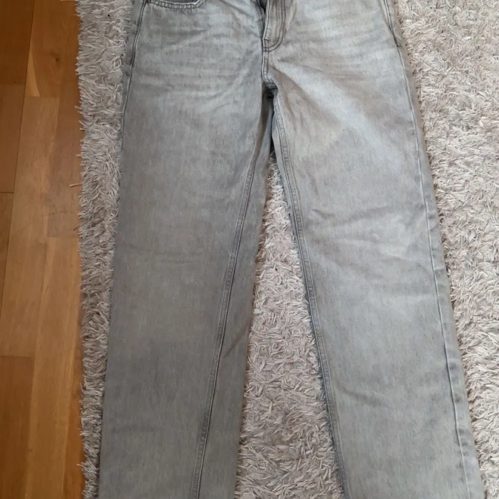 Ett par gråa jeans från ginatricot med raka ben nedtill. Säljer då det är förstora för mig💕. Jeans & Byxor.