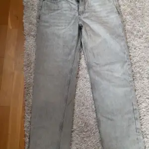 Ett par gråa jeans från ginatricot med raka ben nedtill. Säljer då det är förstora för mig💕