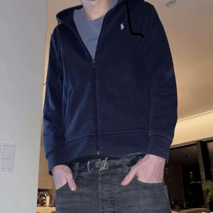 Helt Ny Ralph Lauren Zip Hoodie (Navy) - Aldrig använt, bara provat. 10/10 skick förutom att snörena är sönder.