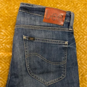 Lee Arvin Jeans - Sparsamt använda Lee jeans. Stretchiga och skönt material i god kvalitet.