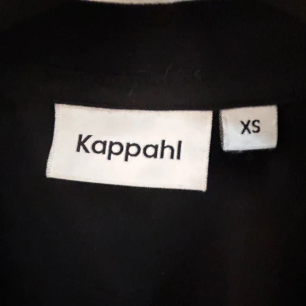 Säljer min T-shirt från Kappahl den är typ rund vid axlarna använder inte så vilj sälja💞💝. T-shirts.