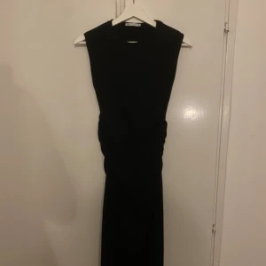 Svart tajt Zara klänning  - Jättefin zara klänning med fina detaljer vid höften. Lång klänning med en ”båt” krage 🌟