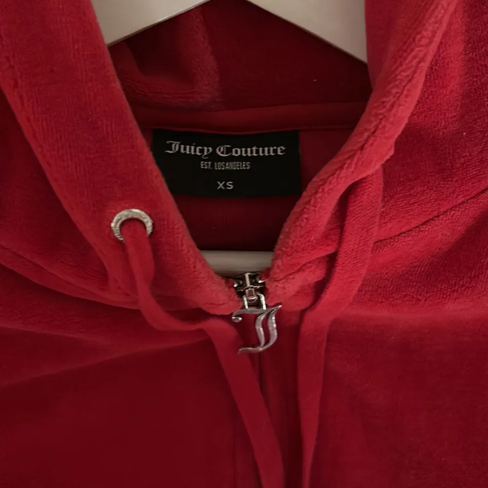 Röd juicy couture kofta bra skicka välanvänd . Hoodies.