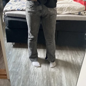 Jeans - Ett par gråa mid waist jeans från Nakd med slits vid benen!☺️💕Sparsamt använda, inga defekter och i väldigt bra skick!🥰