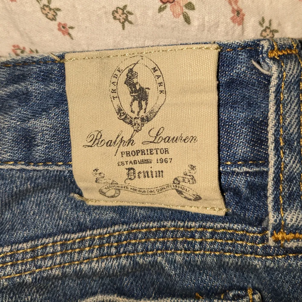Jättesnygga lågmidjade jean shorts från Ralph Lauren, för små på mig som brukar ha storlek w26 så borde passa dem med ngn storlek mindre. Shorts.