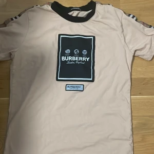 Burberry T-shirt - Helt ny beige burberry T-shirt bra för sommaren. Passar inte i min storlek därför säljer jag den.