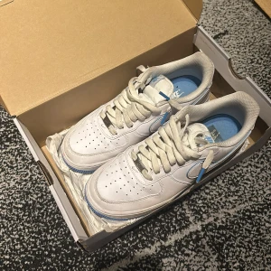 Nike air Force - Nu säljer jag mina Nike air force i färgen blå vit. Vid mer info, kontakt mig så diskuterar vi!