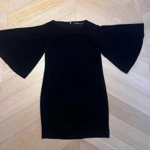 Klänning Ralph Lauren - Superfin mini-klänning med volangärmar!! Passar perfekt med ett snyggt skärp i midjan. Storlek US 2 (XS), men sitter ungefär som en S. Mycket bra skick - inga defekter. Skriv privat vid frågor/för fler bilder!❤️