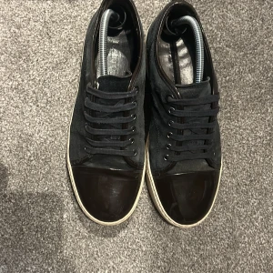 Lanvins! - Säljer nu mina lanvin pga jag tröttnat på dem! Dem är lite slitna men inget större! 7/10. Uk6 motsvarar 41 men dem passar 42/43. Inget OG tyvärr!🙁