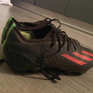 Adidas speedflow fotbollskor - Skorna är i bra skicka förutom att de har ett litet hål säljer pga att de är för små. Storlek 42 2/3. Pris kan diskuteras. Hör av er om ni har några frågor. Nypris 2700. 