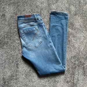 Dondup George - Ett par Dondup jeans i modell George. Skick 9/10. Storlek 31. Nypris 3599kr, mitt pris 899. Pris går att diskuteras!