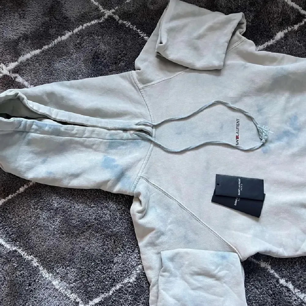 Unik Saint Laurent hoodie i väldigt bra skick, köptes flera år sedan och har seriöst aldrig kommit till användning, skriv gärna vid eventuella frågor! Storlek S 🙌🏽😁. Hoodies.