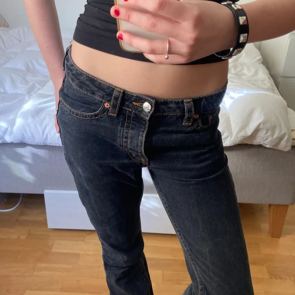 Jättefina svarta lågmidjade jeans från Asos! Midjemått: 80cm innerbenslängd: 86cm. Jeans & Byxor.