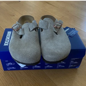 Birkenstock Boston - Birkenstock Boston tofflor size 46 - Väldigt bra skick 9/10 har använts som inomhustofflor (använda ute 1-2 ggr) sulan super bra skick och endast något litet flaw på sueden - Tillkommer tofflor och box. Nypris ca 1800 mitt pris: 1099