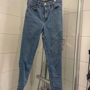 Levis Jeans  - Mycket bra skick, använda några gånger.  Mile high super skinny.  