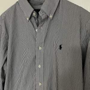 Sjukt snygg blårandig Ralph Lauren skjorta perfekt till båda våren och sommarn. Storlek L