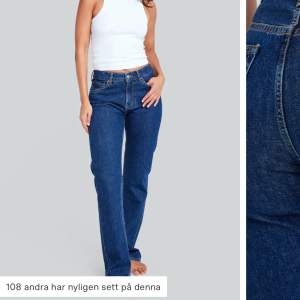 Säljer dessa low straight jeans 570 från Bikbok i storlek 27/32 som är slutsålt! Nyskick använda max 3 gånger! Bra längd på mig som är 167💕