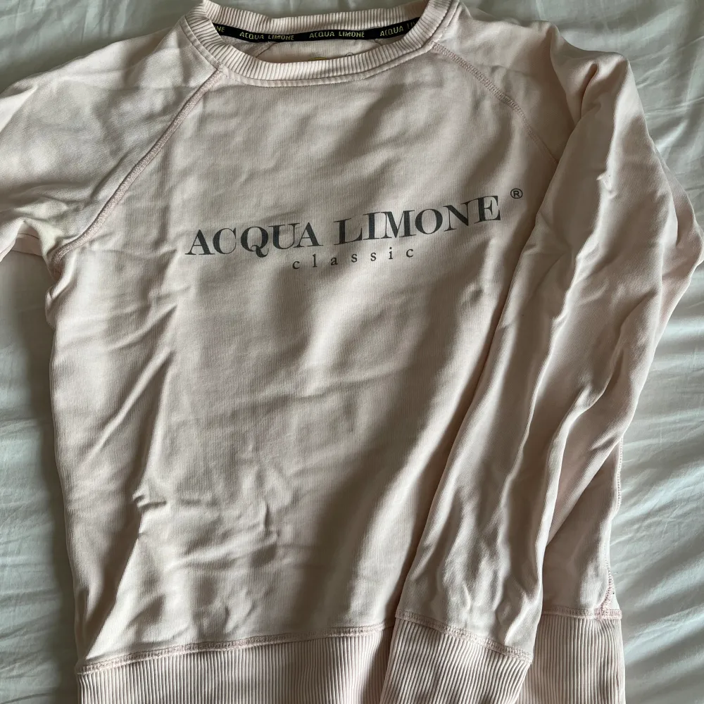 En rosa tröja från acqua limone i storlek s.. Tröjor & Koftor.