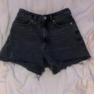 Jeansshorts  - Säljer dessa svarta jeansshortsen som jag köpt på Monki, köpt för 300kr och använd fåtal gånger!💘