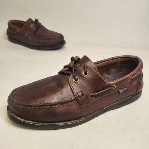 Henri Llyod Seglarskor Storlek 42 Läder Skor Kängor Brun - 14 dagars ångerrätt! Skorna har tecken från användning (bild 3) men är annars i bra skick. Inga hål på utsidan eller insidan. Ingen dålig lukt. Hör av dig om du har några frågor! Tack för att du tittade!