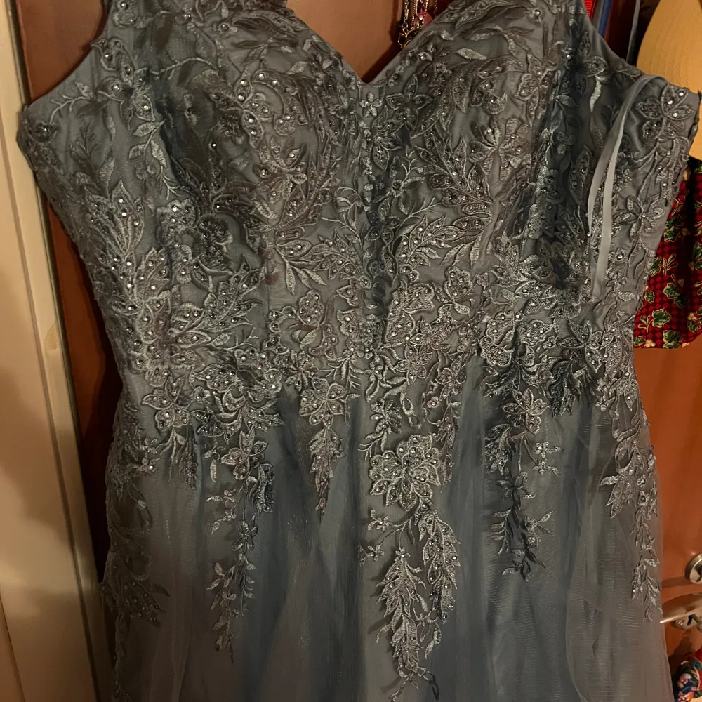 Super fin balklänning som endast är provad men tyvärr för liten på mig. Köpt för 1079kr säljer för 800kr. Klänningen är i storlek 40.. Klänningar.