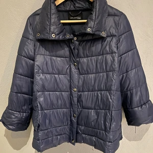 Trekvartsärmad jacka  - Säljer denna super snygga 3/4 ärmade jacka då den inte längre kommer till användning💕super snygg o trendig 