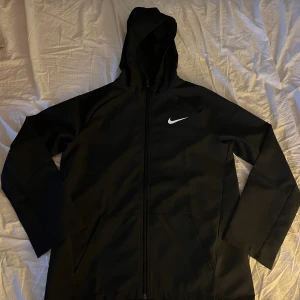 Nike Vindjacka - Storlek: 158/170 Skick: Helt Ny. Köpt på JD Sports för 700 kr.  Säljer för att den för liten.