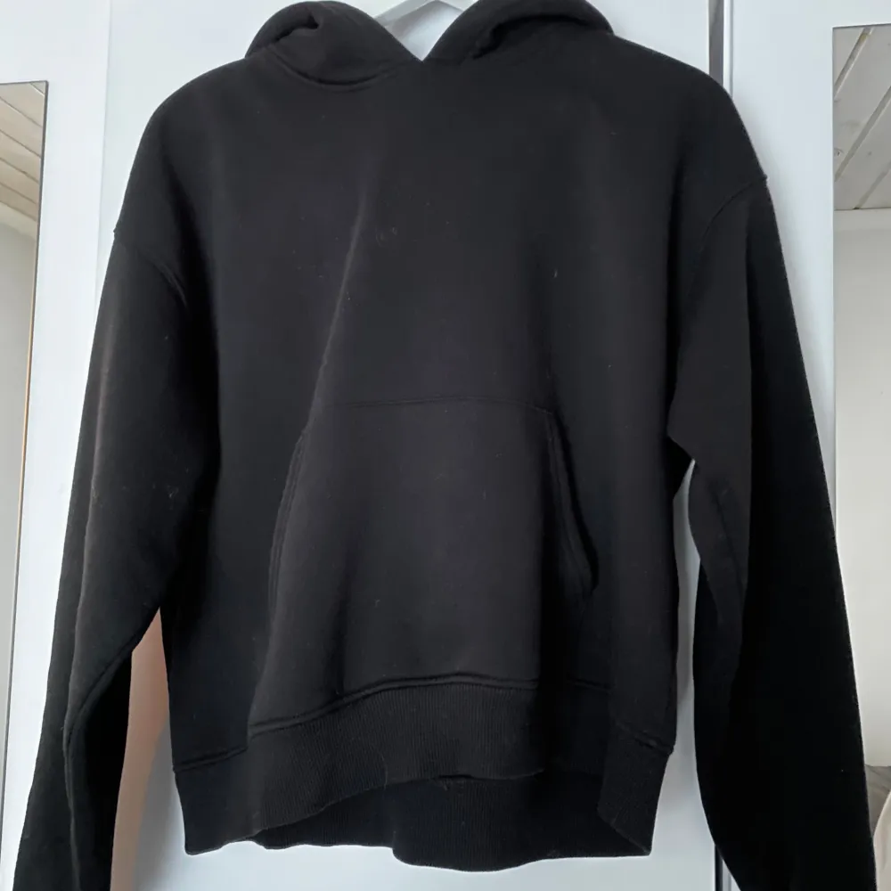 Säljer min svarta populära hoodie från Gina tricot!!  Använd men inga skador. Säljs på hemsidan för 359kr jag säljer för 200kr, storlek xs . Hoodies.