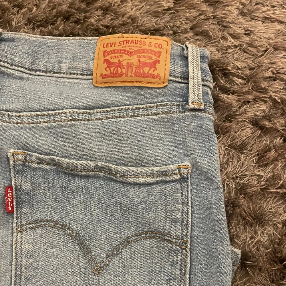 Trendiga och Snygga jeans från levis som är bootcut! De är i väldigt bra skick 💕Hör av dig för intresse! Nypris var 919kr. Jeans & Byxor.