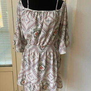 Sommarklänning strl 40 - Fin sommarklänning strl M Overshoulder Volang