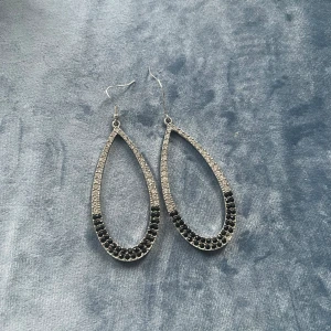 Party earrings!  - Svart/vita party örhängen! 