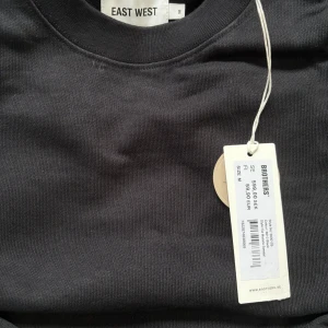 Tröja East West - Aldrig använd. 